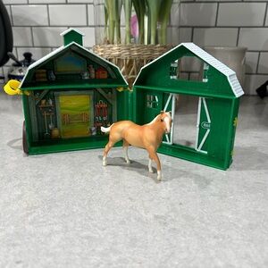 Breyer Stablemates Green Pocket Barn/one Horse